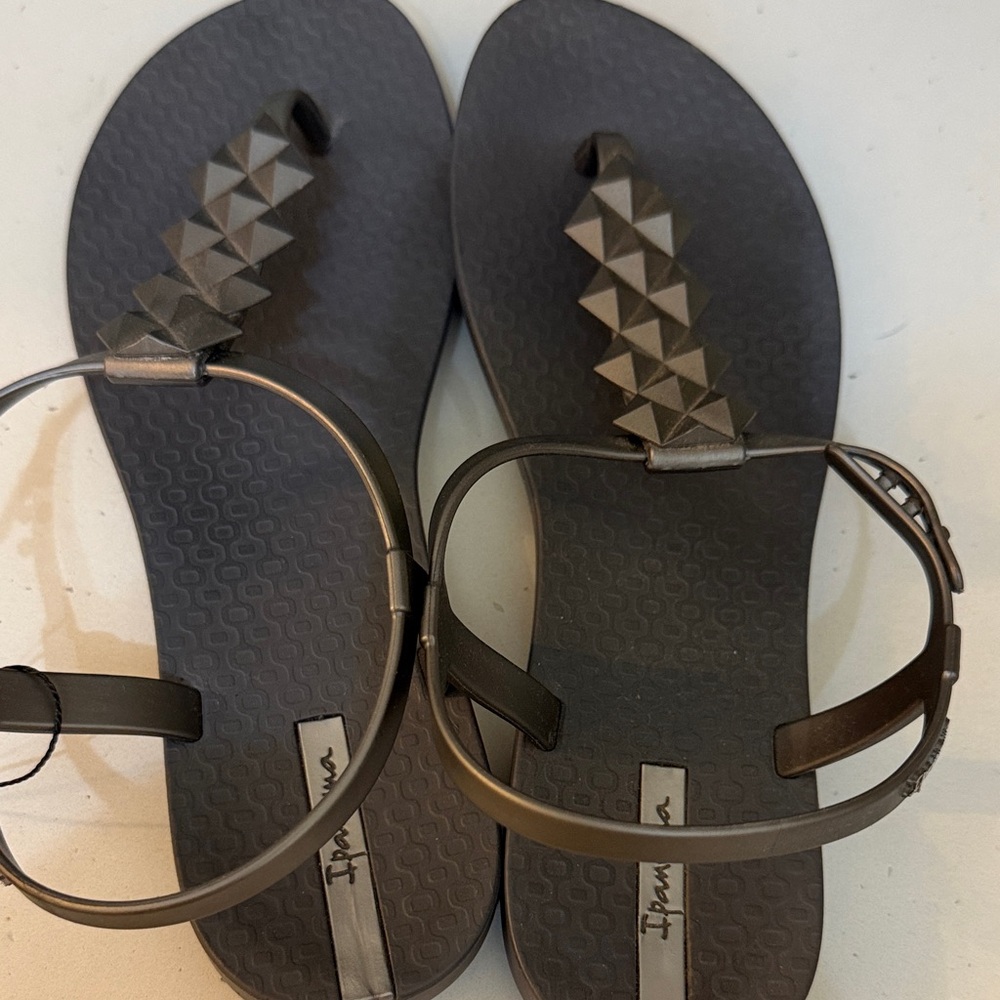 Ipanema Women's Gray Studded Sandals